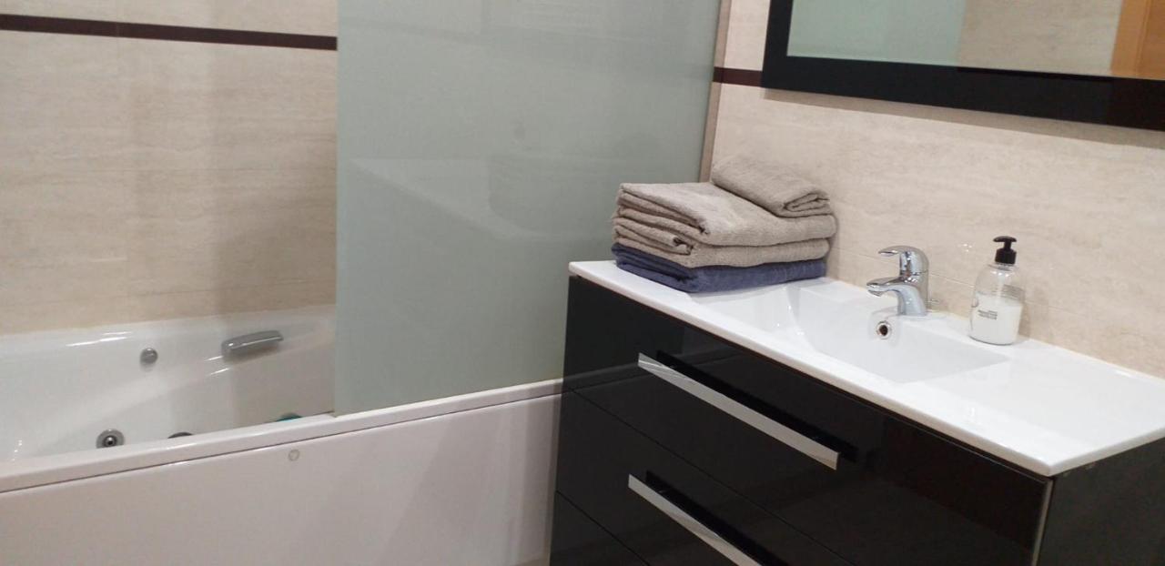 Apartamento Los Lirios Logroño Esterno foto